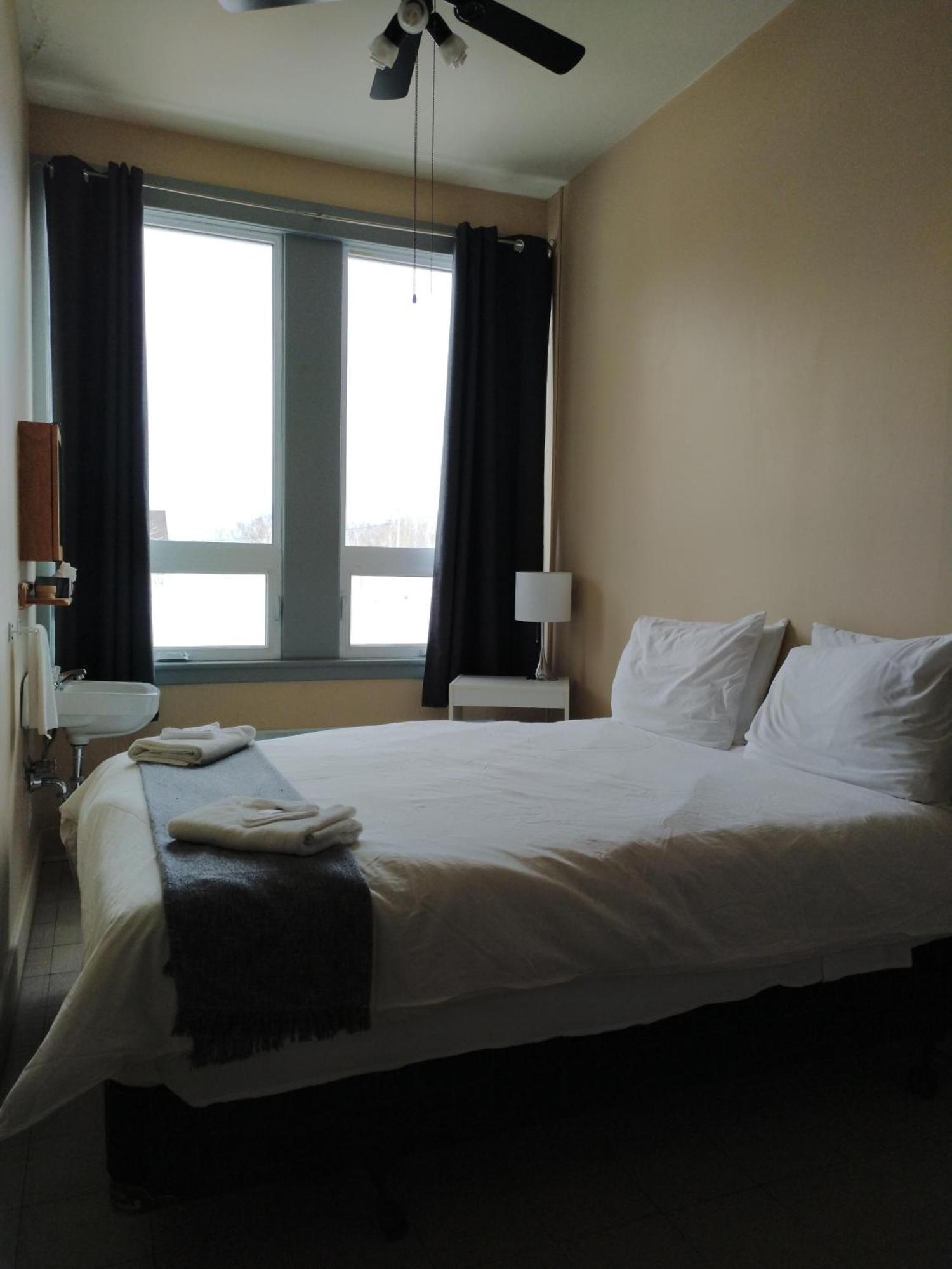 Auberge La Petite Ecole De Forillon Gaspé Zimmer foto