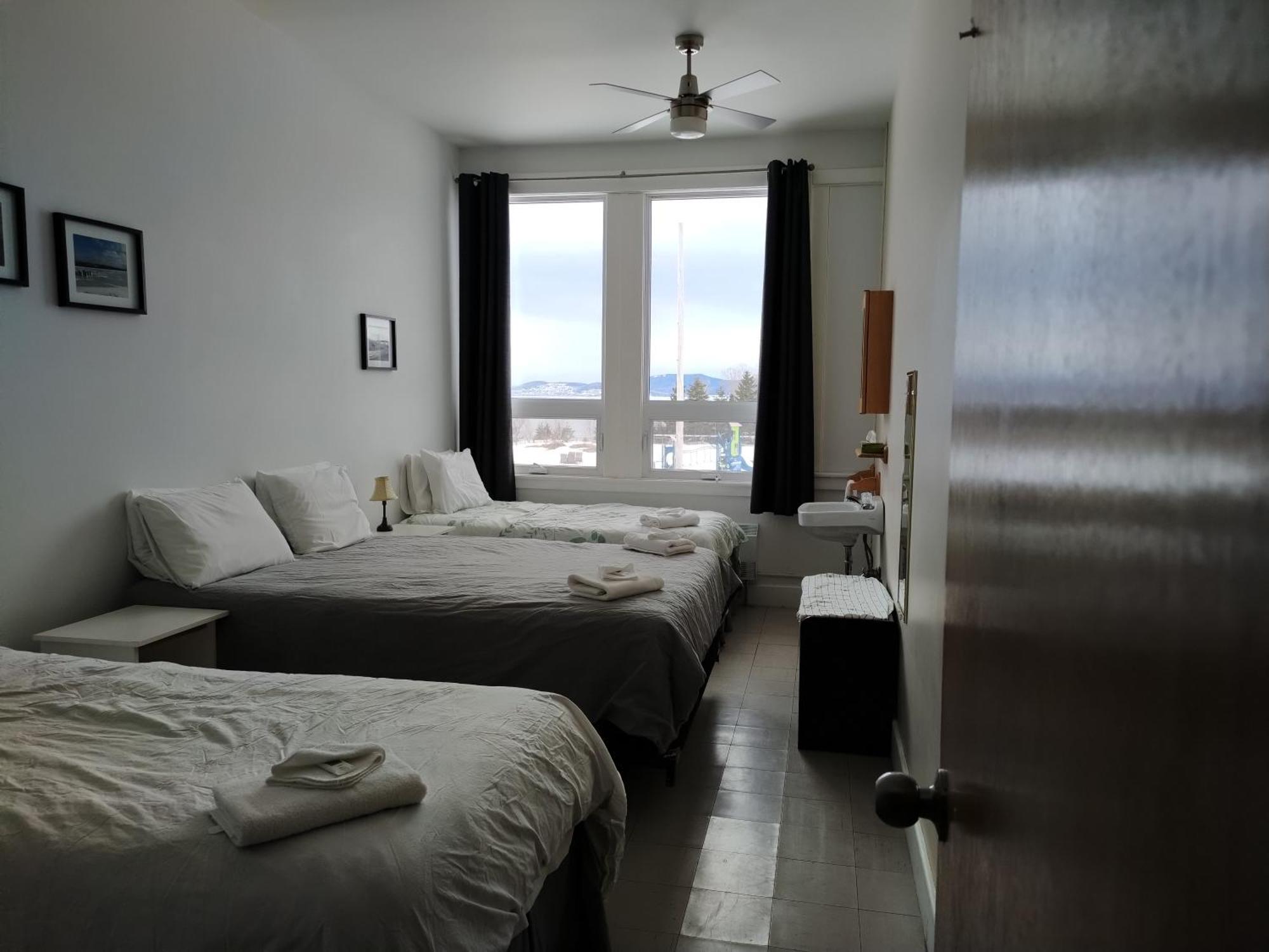 Auberge La Petite Ecole De Forillon Gaspé Zimmer foto
