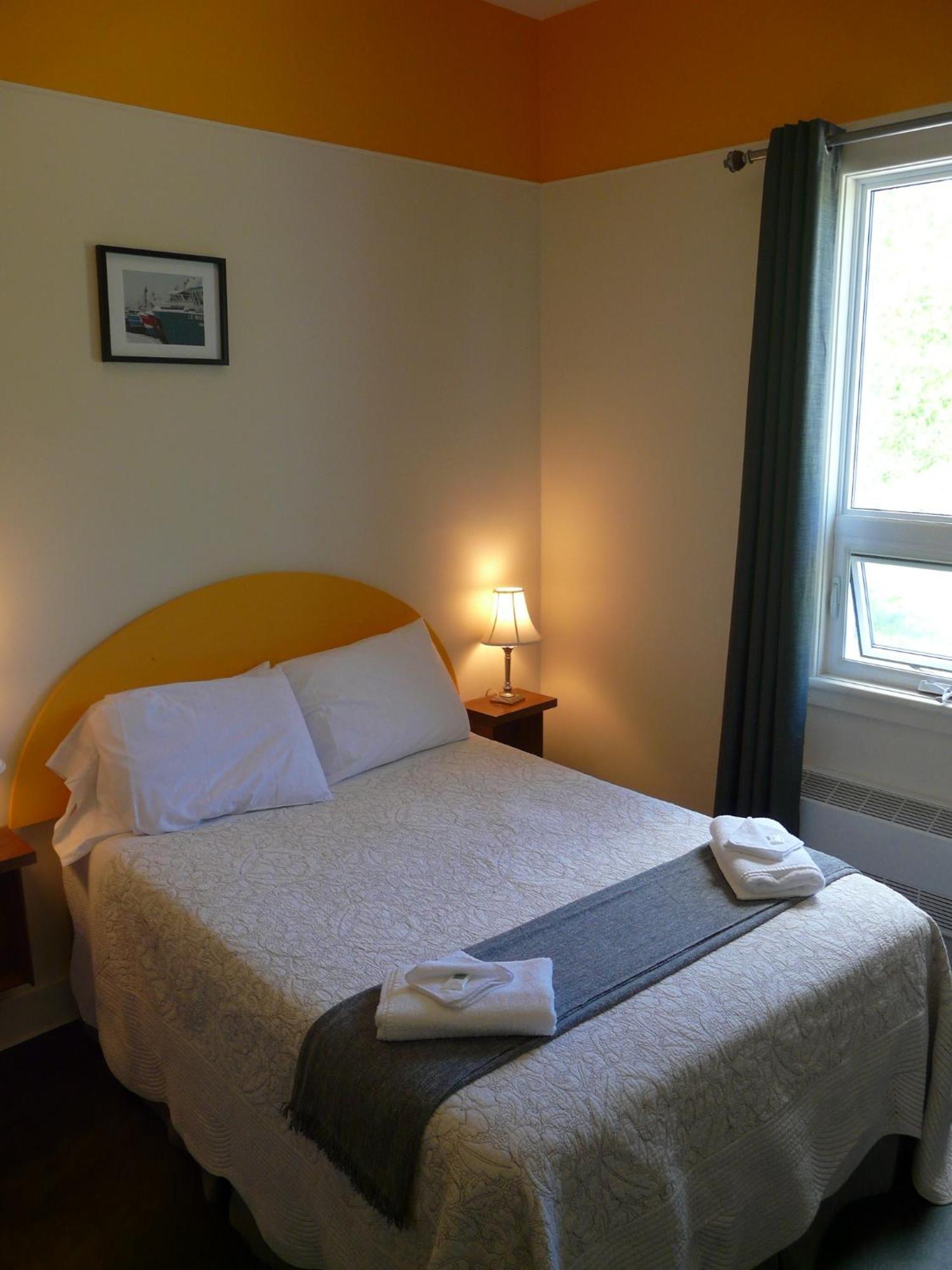 Auberge La Petite Ecole De Forillon Gaspé Zimmer foto